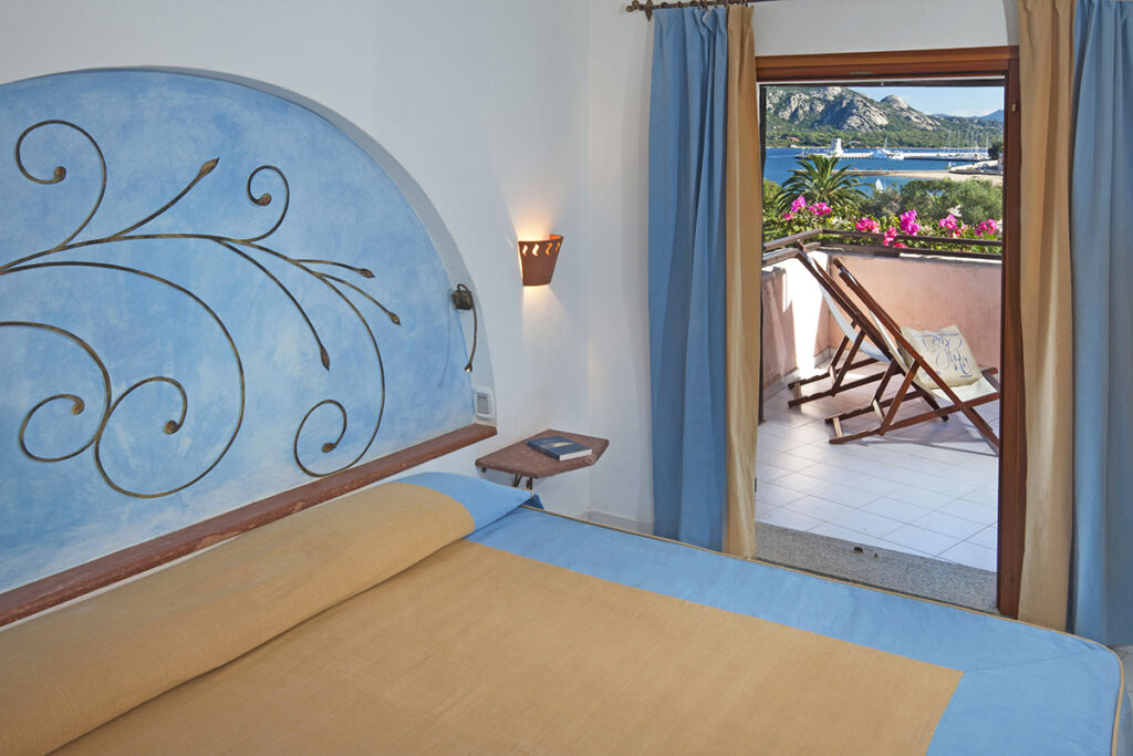 Ein Schlafzimmer der Suite mit Meerblick des Hotels Cala di Falco, Cannigione - meer sardinien urlaub