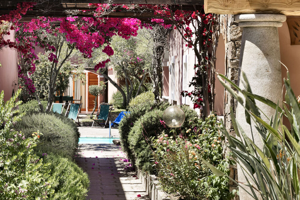 Ein huebscher Weg innerhalb des Aparthotels Cala di Falco, Cannigione - meer sardinien urlaub