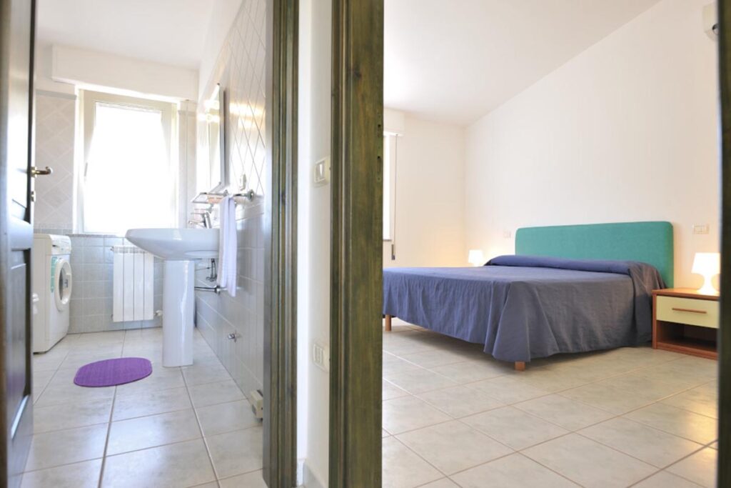 Einblick in das Badezimmer und den Schlafraum der Ferienwohnung Le Terrazze Bilo - meer sardinien urlaub