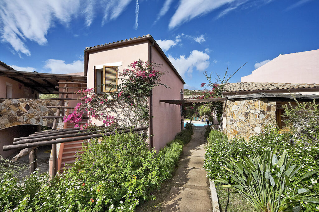 Eine Aussenansicht des Aparthotelbereichs La Rotonda des Cala di Falco Resorts, Cannigione - meer sardinien urlaub
