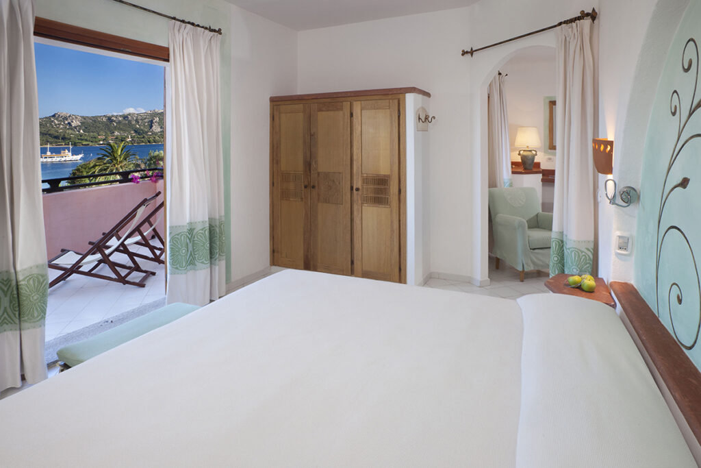 Eine Juniorsuite mit Meerblick des Hotels Cala di Falco, Cannigione - meer sardinien urlaub