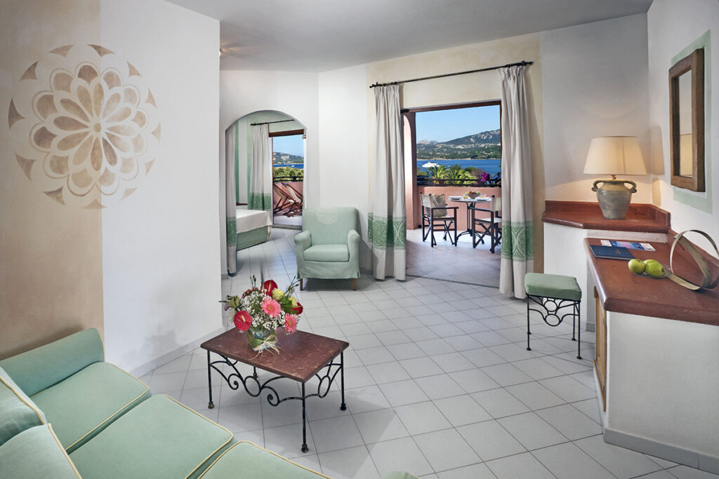 Eine Juniorsuite mit Meerblick im Hotel Cala di Falco, Cannigione - meer sardinien urlaub
