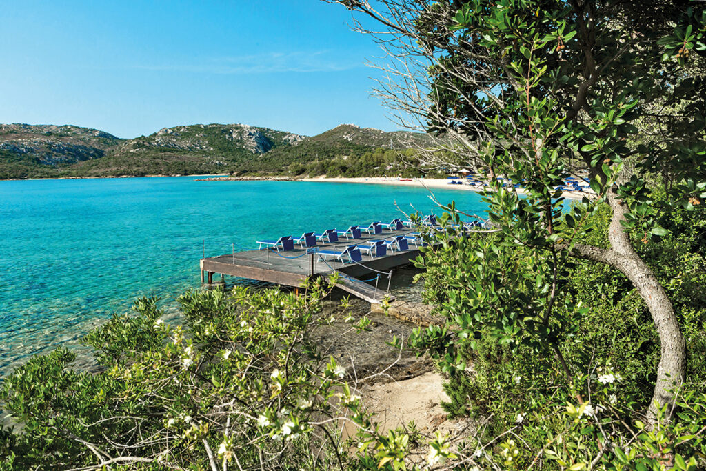 Eine Sonnenterrasse des Park Hotels und Spa Cala di Lepre, Palau - meer sardinien urlaub