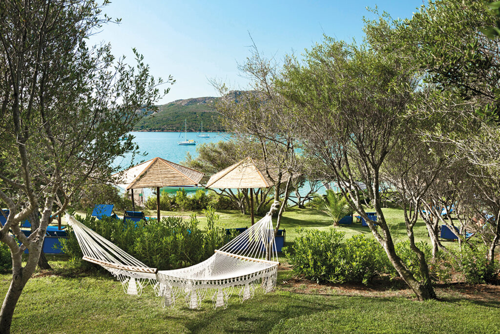 Entspannung pur auf einer Haengematte im Park Hotel und Spa Cala di Lepre, Palau - meer sardinien urlaub