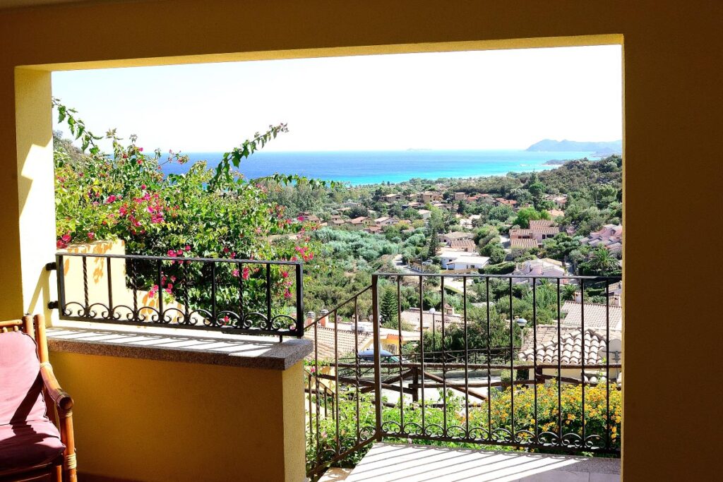 Fernsicht mit Meerblick von der Terrasse des Ferienhauses Stella - meer sardinien urlaub
