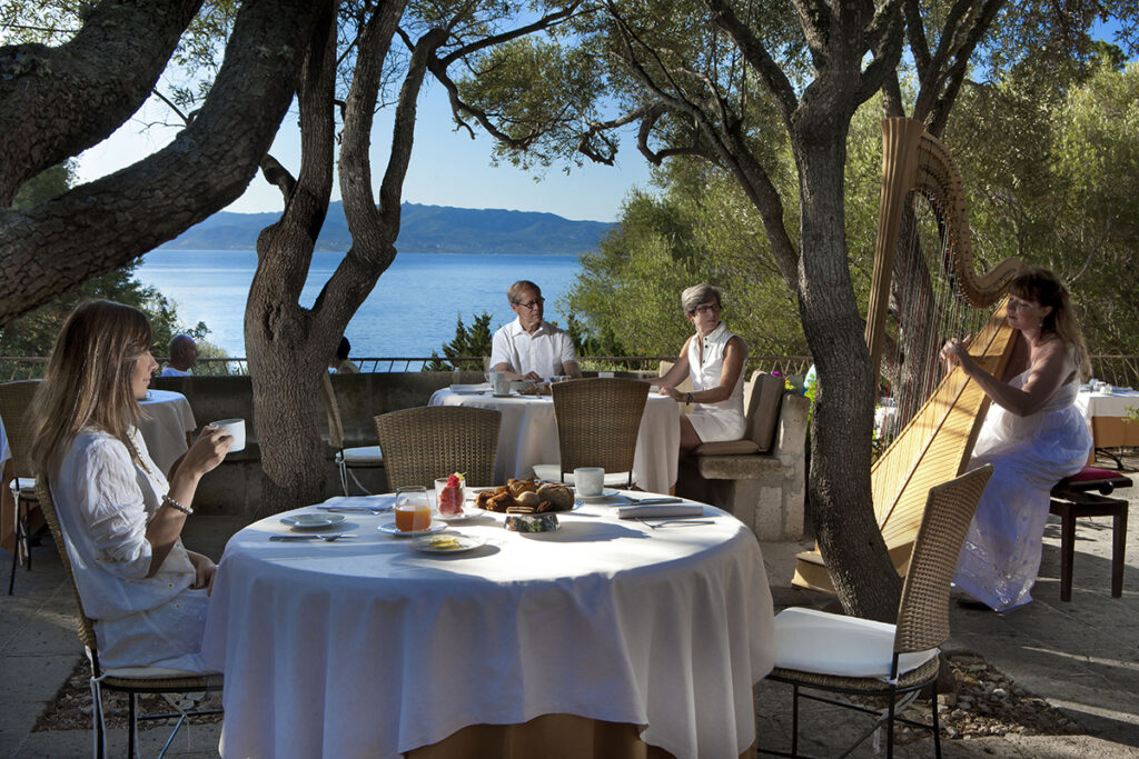 Fruehstueck im Freien mit Meerblick im Hotel Thalasso und Spa Capo D’Orso, Palau – meer sardinien urlaub