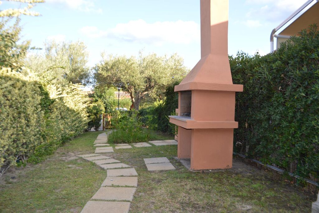 Garten mit Grill des Ferienhauses Anastasia - meer sardinien urlaub