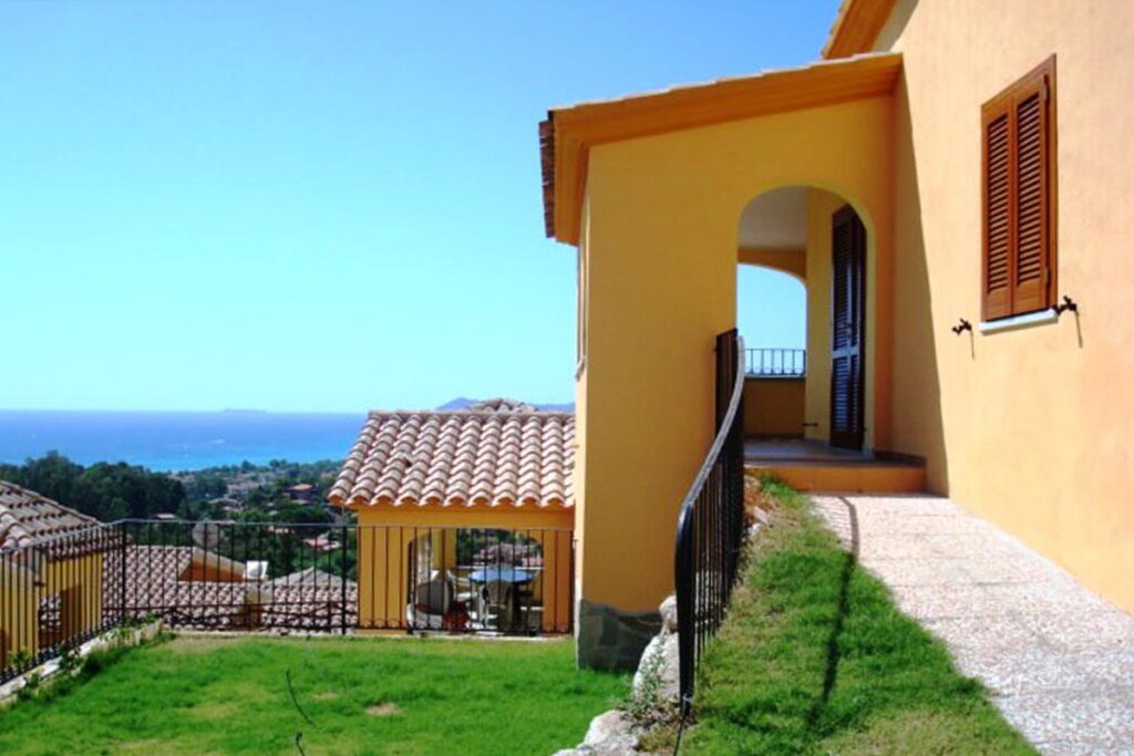 Garten und Eingang vom Ferienhaus Valeria - meer sardinien urlaub