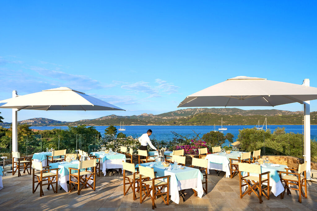 Genussvoll mit Meerblick im Restaurant des Hotels Cala di Falco, Cannigione, speisen - meer sardinien urlaub