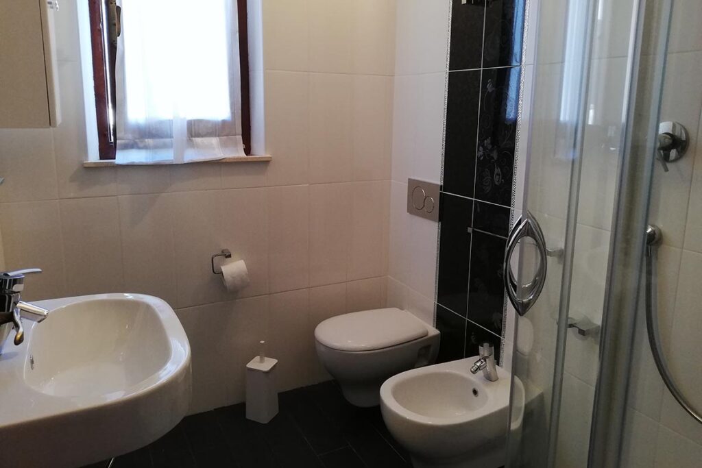 Badezimmer mit Dusche des Ferienhauses Borla in Costa Rei - meer sardinien urlaub
