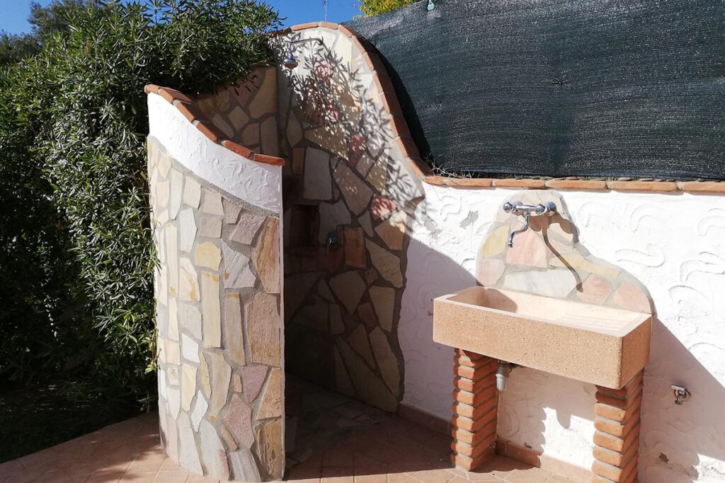 Aussendusche des Ferienhauses Borla in Costa Rei - meer sardinien urlaub