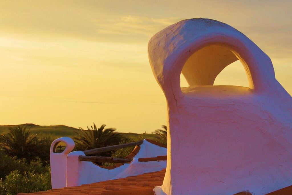 Kamin eines Sa Fiorida-Hauses vor stimmungsvollem Abendhimmel - meer sardinien urlaub