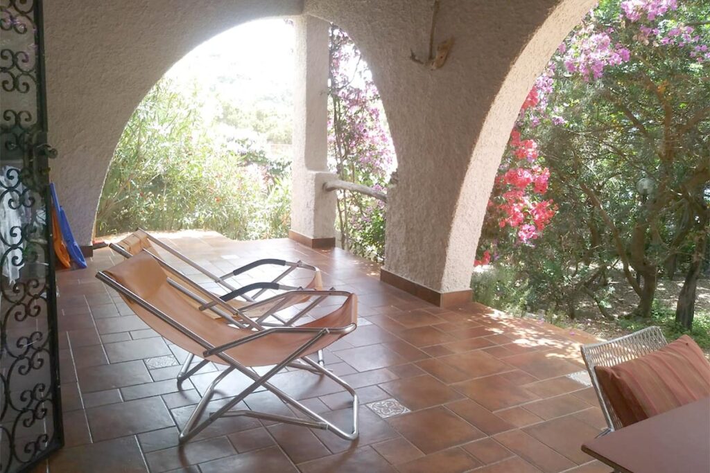 Liegestühle auf der Terrasse des Ferienhauses Mandara - meer sardinien urlaub