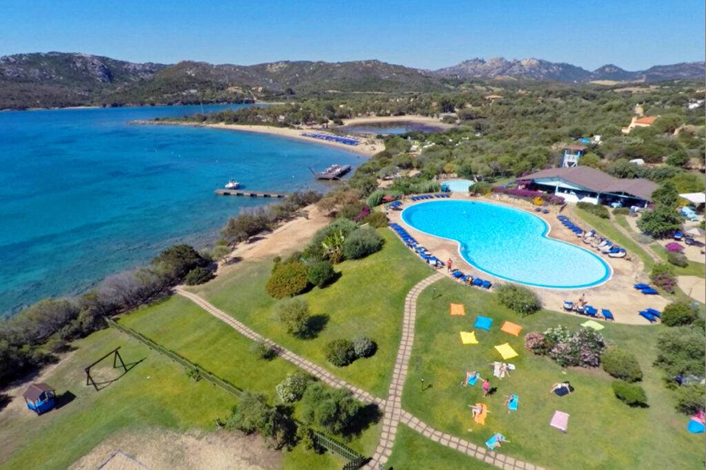 Panoramablick auf den Poolbereich vom Park Hotel und Spa Cala di Lepre, Palau - meer sardinien urlaub