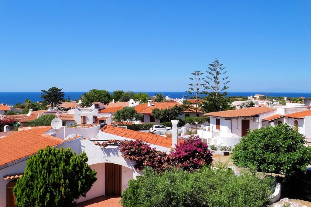 Panoramablick auf die Ferienhäuser Sa Fiorida - meer sardinien urlaub