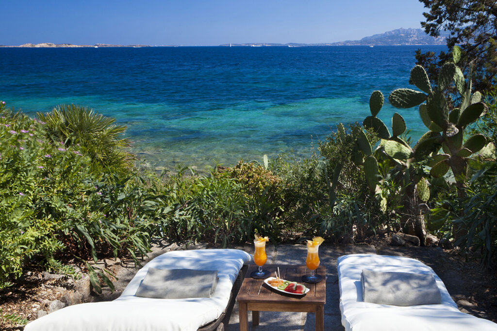 Romantisch zu Zweit entspannen auf den Liegestuehlen mit Meerblick im Hotel Capo D’Orso Thalasso und Spa, Palau – meer sardinien urlaub