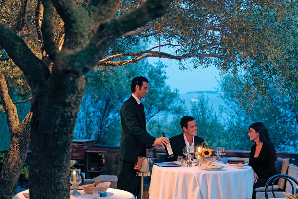 Romantisches Abendessen zu Zweit unter einem Olivenbaum mit Meerblick im Hotel Capo D’Orso Thalasso und Spa, Palau – meer sardinien urlaub