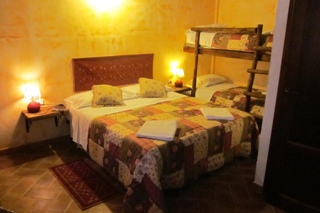 Schlafzimmer mit Doppel- und Etagenbett - Agriturismo Neule - meer sardinien urlaub