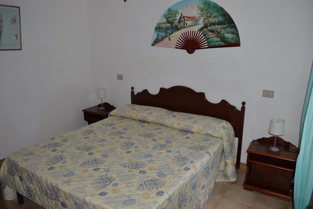 Schlafzimmer mit Doppelbett des Ferienhauses Anastasia - meer sardinien urlaub