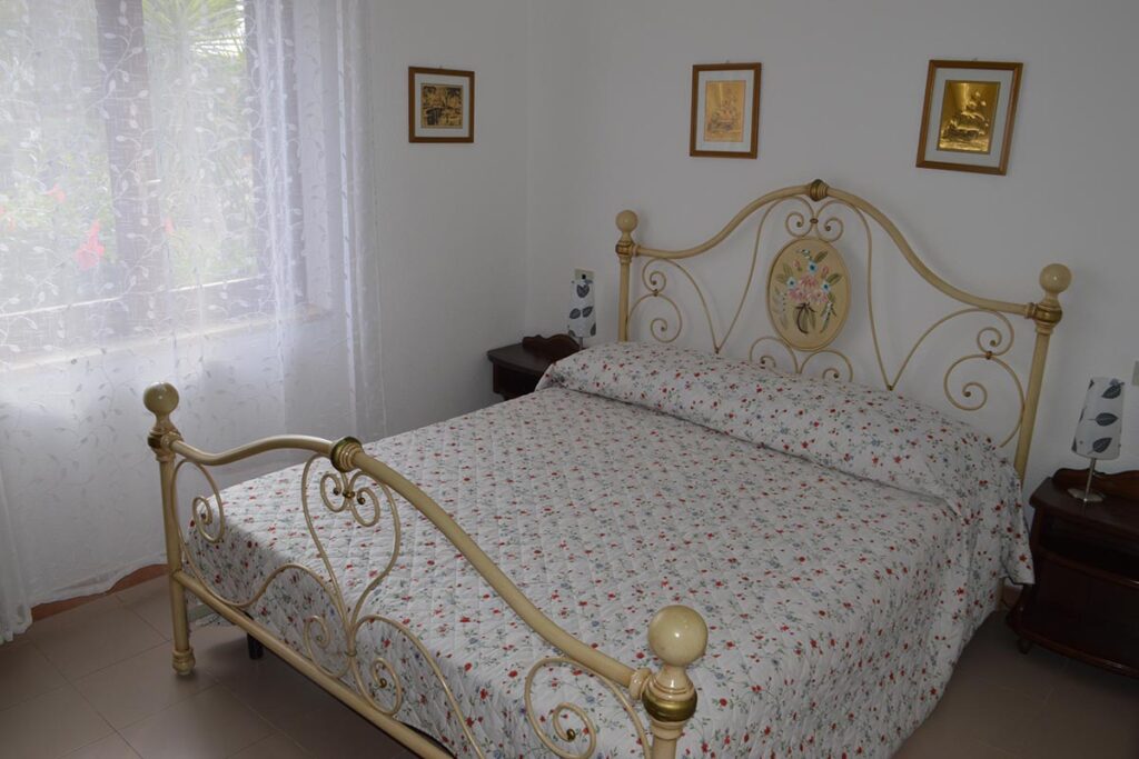 Schlafzimmer mit Doppelbett des Ferienhauses Cocco - meer sardinien urlaub