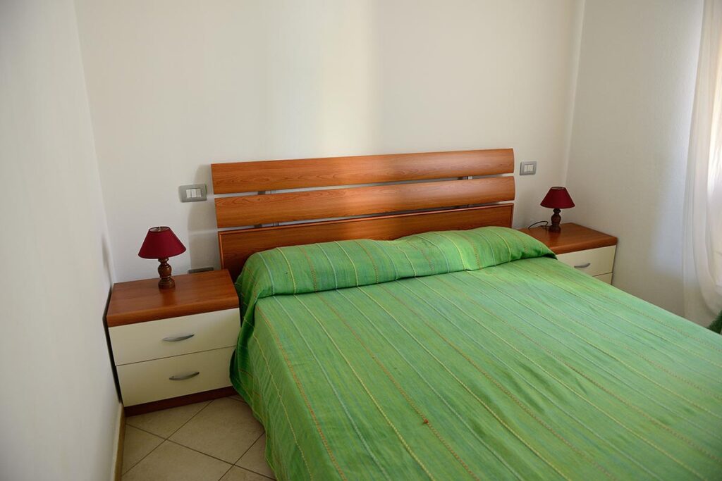 Schlafzimmer mit Doppelbett vom Ferienhaus Lorenzo - meer sardinien urlaub