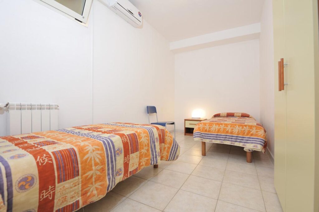 Schlafzimmer mit zwei Einzelbetten der Ferienwohnung Le Terrazze Trilo - meer sardinien urlaub