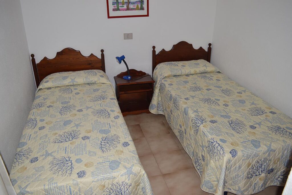 Schlafzimmer mit zwei Einzelbetten des Ferienhauses Anastasia - meer sardinien urlaub