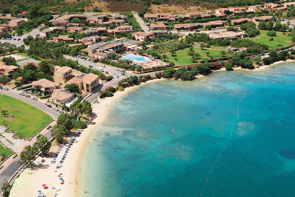 Schoener Panoramablick des Strandes der Apartmentanlage Cala di Falco, Cannigione - meer sardinien urlaub