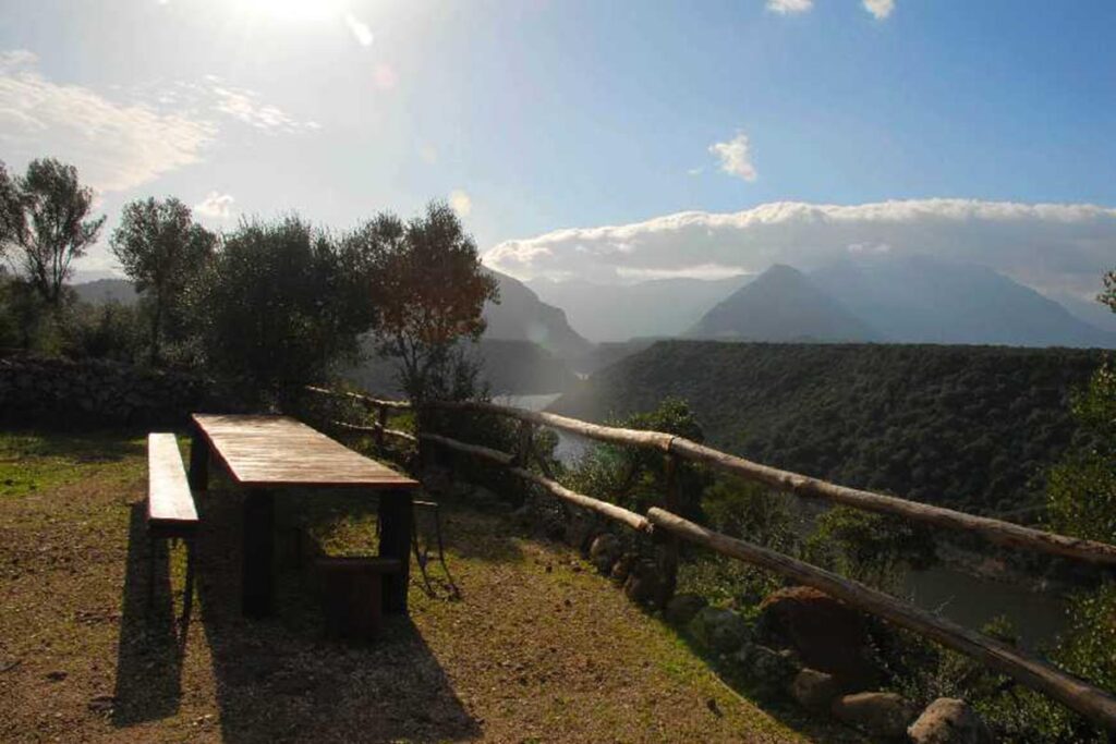 Sitzbänke laden zum Verweilen ein, Agriturismo Neule, Dorgali - meer sardinien urlaub