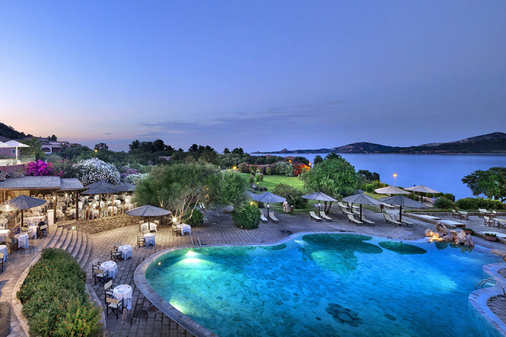 Stimmungsvolle Nachtatmosphaere des Hotels Cala di Falco, Cannigione - meer sardinien urlaub