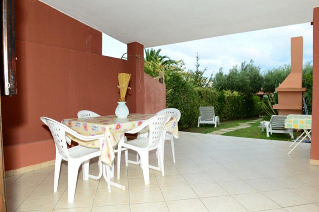 Terrasse und der Blick in den Garten mit Grill des Ferienhauses Anastasia - meer sardinien urlaub