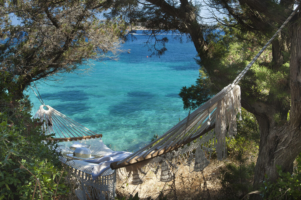 Urspruenglich entspannen auf einer Haengematte mit Meerblick im Hotel Capo D’Orso Thalasso und Spa, Palau – meer sardinien urlaub