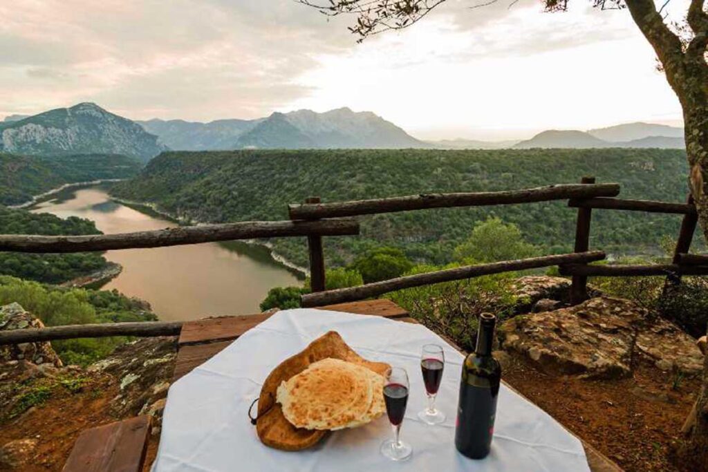 Wein und sardisches Fladenbrot vor phantastischer Panorama-Kulisse, Agriturismo Neule, Dorgali - meer sardinien urlaub