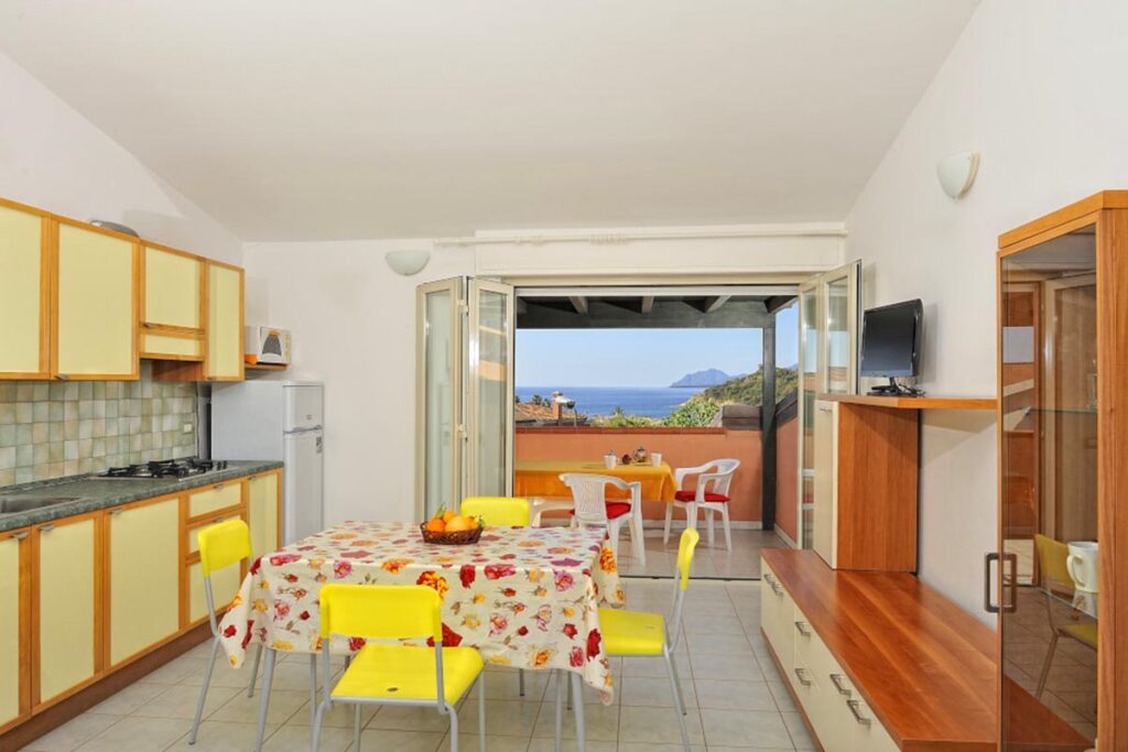 Wohn- und Essraum und Balkon mit Meerblick der Ferienwohnung Le Terrazze Bilo - meer sardinien urlaub