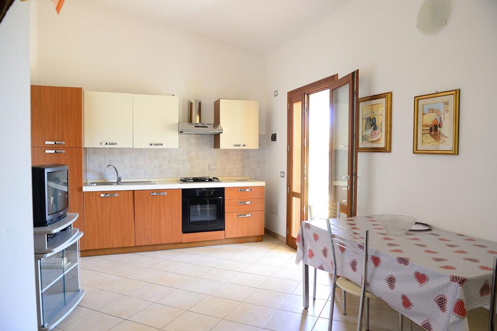 Wohnraum mit Kochzeile vom Ferienhaus Lorenzo - meer sardinien urlaub