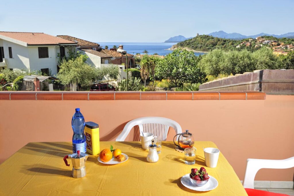 auf der Terrasse der Ferienwohnung Le Terrazze Bilo kann man mit Blick wunderbar frühstücken - meer sardinien urlaub