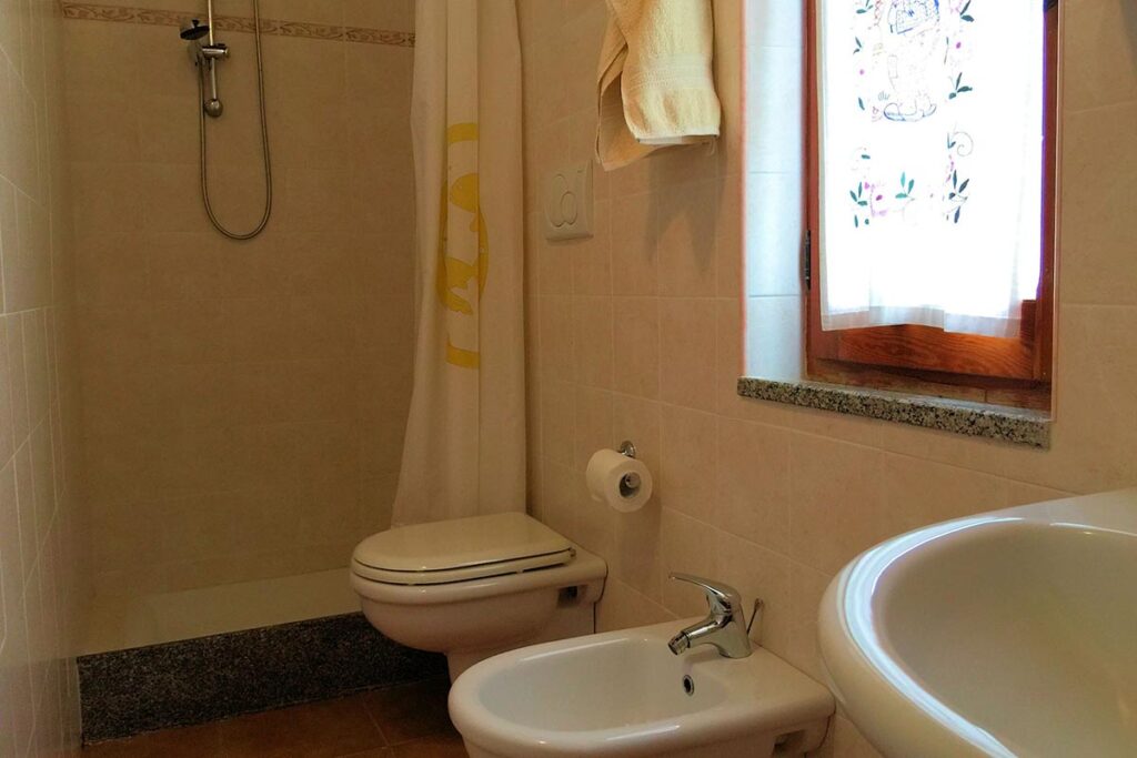 das Bad mit Dusche eines Ferienhauses Sa Fiorida - meer sardinien urlaub