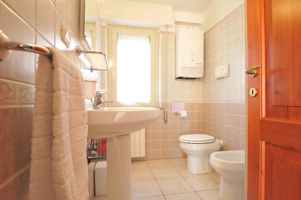 das Badezimmer der Ferienwohnung Le Terrazze Quadri - meer sardinien urlaub