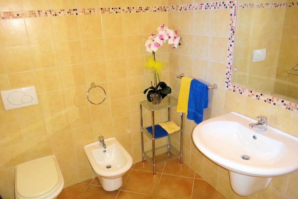 das Badezimmer einer Ferienwohnung Solevacanze - meer sardinien urlaub