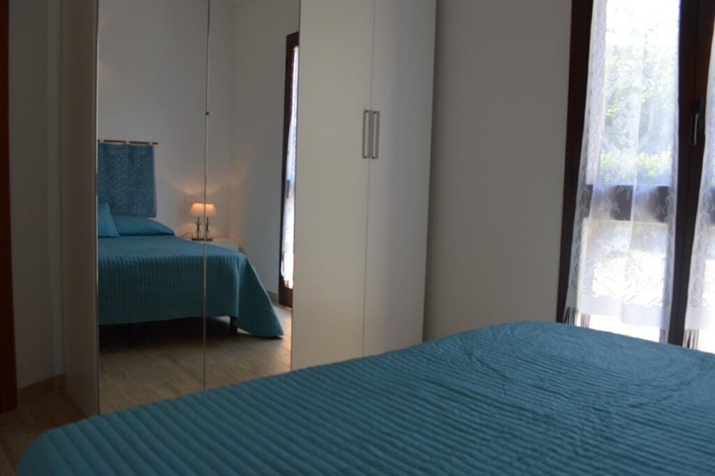 das Doppelbett-Schlafzimmer des Ferienhauses Numero 46 - meer sardinien urlaub
