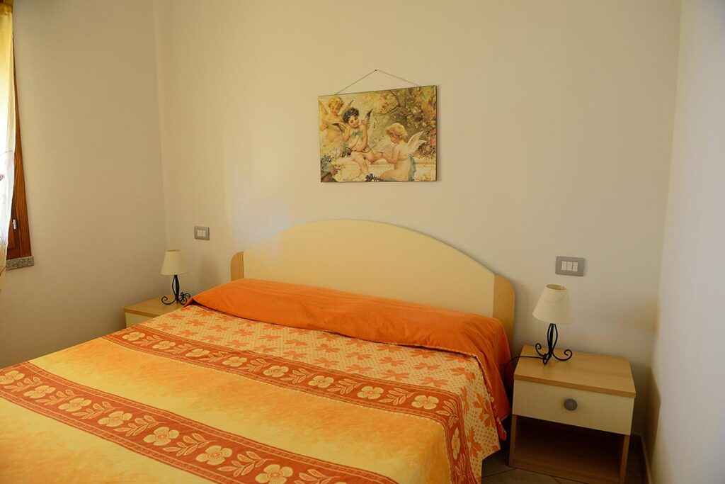 das Doppelbett-Schlafzimmer des Ferienhauses Stella - meer sardinien urlaub