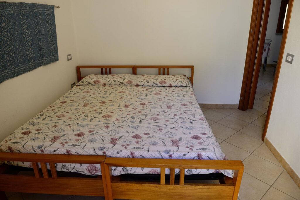 das Doppelbett-Schlafzimmer im Ferienhaus Lorenzo - meer sardinien urlaub