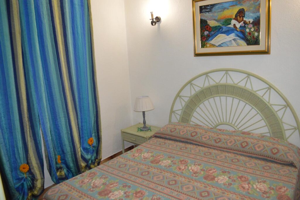 das Doppelbettschlafzimmer des Ferienhauses Camboni in Costa Rei - meer sardinien urlaub