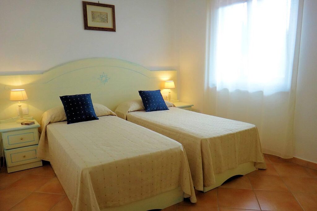 das Doppelschlafzimmer einer Ferienwohnung Solevacanze - meer sardinien urlaub