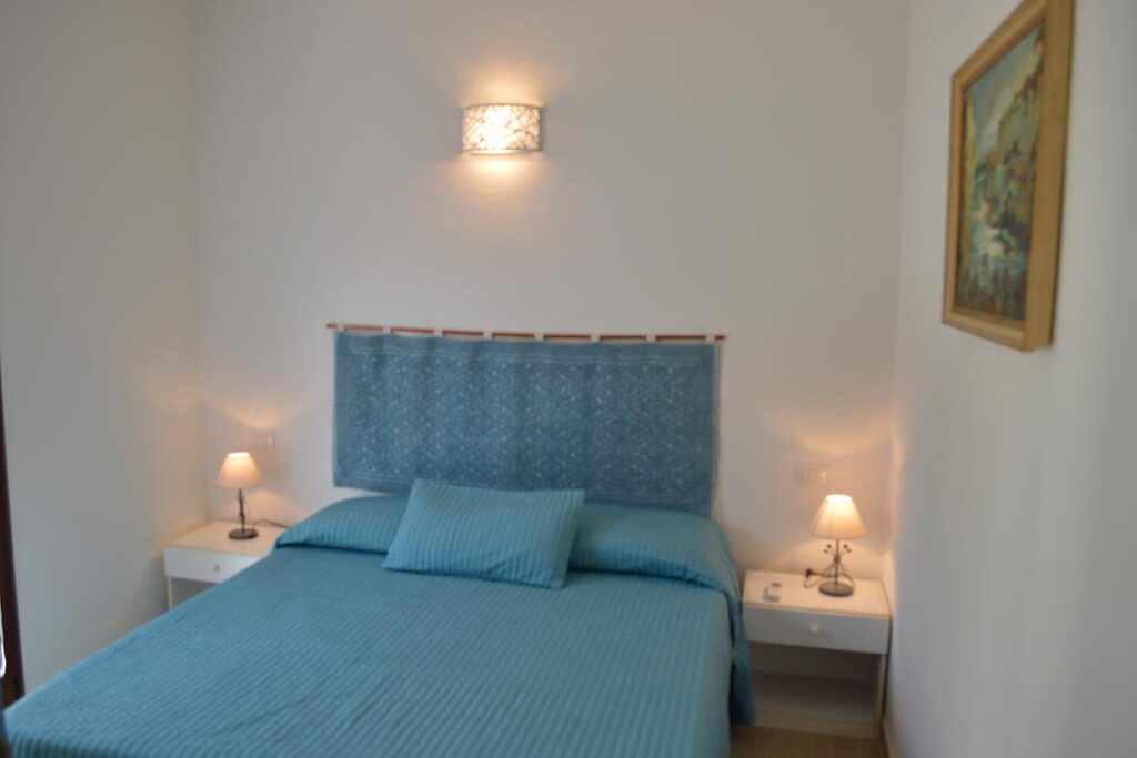 das Schlafzimmer mit Doppelbett des Ferienhauses Numero 46 - meer sardinien urlaub