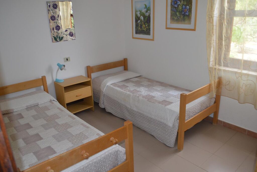 das Schlafzimmer mit zwei Einzelbetten des Ferienhauses Cocco - meer sardinien urlaub