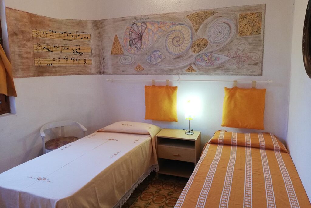 das Schlafzimmer mit zwei Einzelbetten des Ferienhauses Mandara, Baccu Mandara - meer sardinien urlaub