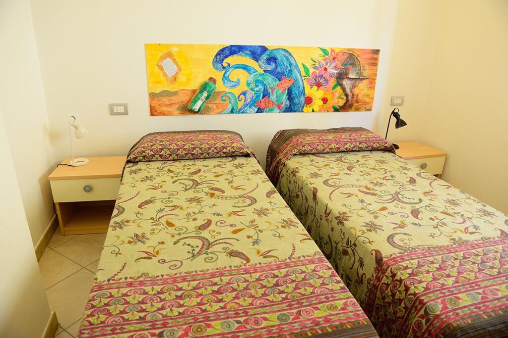 das Schlafzimmer mit zwei Einzelbetten des Ferienhauses Stella - meer sardinien urlaub