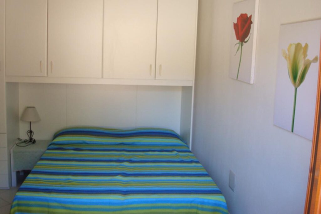 das Schlafzimmer mit zwei zusammengestellten Einzelbetten vom Ferienhaus Valeria - meer sardinien urlaub