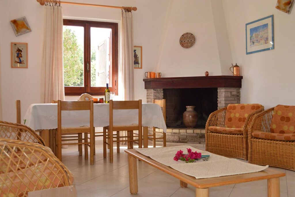 das Wohn- und Esszimmer mit Kamin des Ferienhauses Borla in Costa Rei - meer sardinien urlaub